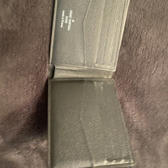 Louis Vuitton - Picture 1 of 2
